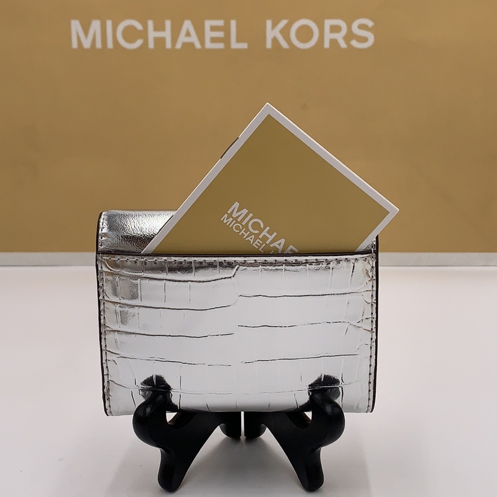 MICHAEL KORS
Carmen Medium Flap bifold Wallet silver color - Picture 8 of 14
